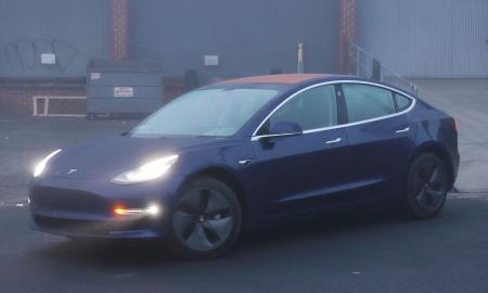 Uždirbanti „Tesla“ - vienas „Model 3“ savininkas teigia, kad savo elektromobiliu per mėnesį prikasa kriptovaliutos už 800 dolerių