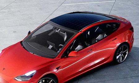 Startuolis žada vien saulės energija „Tesla“ automobiliams kasdien suteikti beveik 100 km