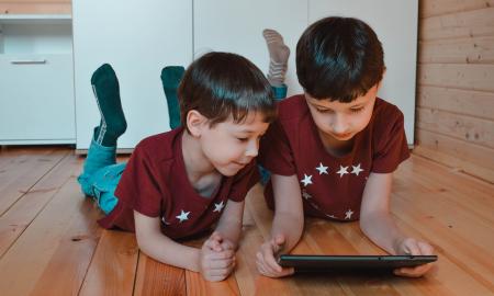 Auga vaikų seksualinio turinio kiekiai internete: ką daryti tėvams?