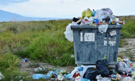 Patys nesusitvarkome, tai padės gamta? Naujas tyrimas: visame pasaulyje mikrobai evoliucionuoja, kad suėstų plastiką „neregėtu greičiu“