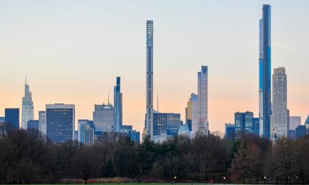 Ar išdrįstumėte jame gyventi? Atidarytas ploniausias pasaulyje dangoraižis jau laukia savo pirmųjų gyventojų: butų kainos nuo 8 mln. USD (Foto, Video)