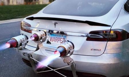 Kiek greitesnė „Tesla“ su trimis reaktyviniais varikliais? Išbandė praktiškai ir štai kokie rezultatai (Video)