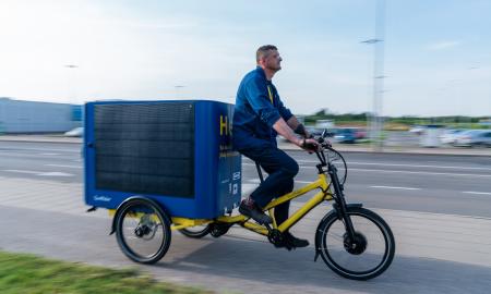 Vilniaus gatvėse dar neregėta naujovė – pirmasis pasaulyje saulės energijos varomas krovininis dviratis (Foto)