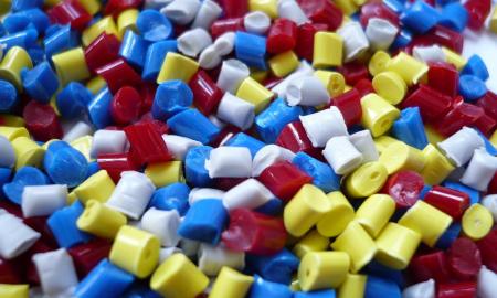 Nerimą keliančios žinios: mikroplastikas pirmą kartą aptiktas mėsos ir pieno produktuose bei gyvulių kraujyje