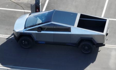 „Tesla Cybertruck“ prototipas pastebėtas su juokingai ilgu priekinio stiklo valytuvu: tai Frankenšteinas (Video)