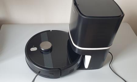 „Aeno RC1S“ - labai savarankiškas robotas-dulkių siurblys su atliekas surenkančia stotele, pulteliu ir grindų plovimo priedu (Apžvalga)