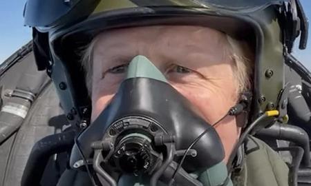 Va čia tai lyderis! Borisas Johnsonas nusifilmavo tiesiai iš skrendančio „Typhoon“ naikintuvo kabinos (Video)