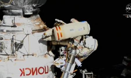 Italijos ir Rusijos astronautai surengė retą bendrą išėjimą į atvirą kosmosą (Video)