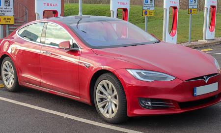 „Tesla“ politika sukėlė didelį skandalą: „Jie iš esmės žmogų apiplėšė ir reikalauja išpirkos, kad duotų tai, ką jis turėjo anksčiau“
