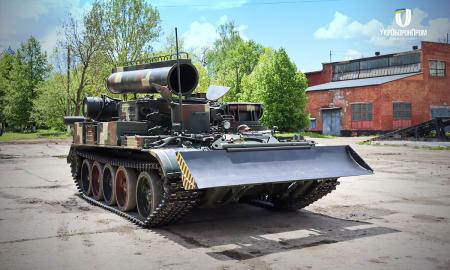 Rusija iš savo laužynų toliau traukia senienas – atsigabeno į Ukrainą retą šarvuotą traktorių, pagamintą II-ojo pasaulinio karo tanko pagrindu (Foto)