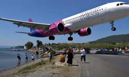Nustebinti net patyrę stebėtojai: „Wizz Air“ lėktuvas – vos keli metrai virš turistų galvų (Video)