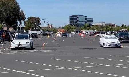 Skandalingas saugumo testas „Tesla Model 3“ vs. „Lexus RX“: nušlavė vaikus tarsi jų nė nebūtų kelyje (Video)
