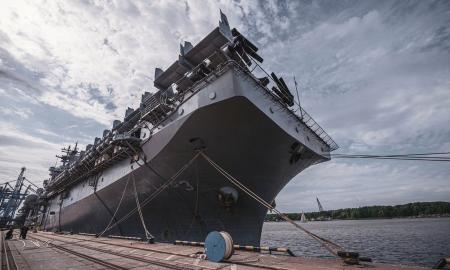 Į Klaipėdos uostą atplaukė didžiausias karinis laivas per visą Lietuvos istoriją: gigantiškas JAV flagmanas „USS Kearsarge“, tiesiog prikimštas ginklais, sraigtasparniais ir net lėktuvais (Foto)