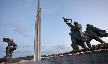 Rygoje į šipulius krito didžiausias Baltijoje II-ojo pasaulinio karo sovietinis monumentas: 79 m aukščio obelisko krytis užfiksuotas video (Video)