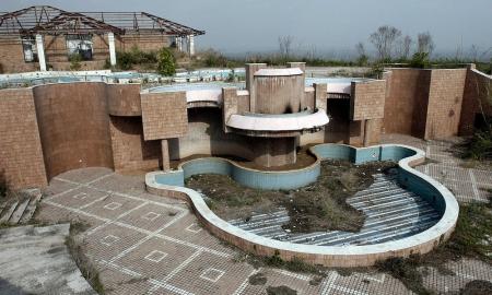 „Afrikos Versalis“: pasakiškai prabangūs Zairo diktatoriaus Mobutu rūmai džiunglėse, virtę apleistu vaiduoklių miestu (Foto, Video)