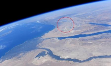 TKS astronautai iš kosmoso užfiksavo intriguojantį blizgantį objektą Izraelio dykumoje: kas tai? (Foto)