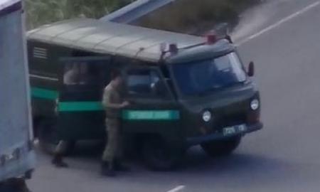 Paskelbti neįtikėtini kadrai, kaip Baltarusijos pasieniečiai apiplėšia ukrainiečių vilkikus ir pabėga su tarnybiniu automobiliu (Video)