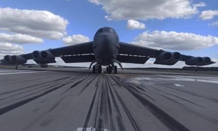 Šalia Lietuvos atvyko strateginis branduolinių ginklų bombonešis B-52: skraidė ir Lietuvos padange