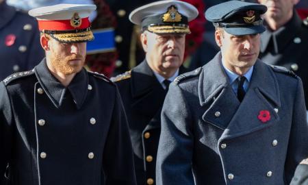 Dvigubi standartai – kodėl princui Harry per Elžbietos laidotuves uždrausta dėvėti karinę uniformą, o prasikaltusiam princui Andrew leidžiama?