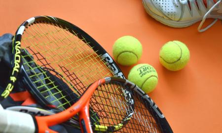 Kodėl ne visi teniso kamuoliukai yra vienodi? Per „US Open“ panaudojama apie 70 000 teniso kamuoliukų, tačiau visa kalba sukasi vos apie du kamuoliukus