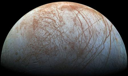 Kvapą gniaužiantis vaizdas: NASA erdvėlaivis pro Jupiterio palydovą praskrido 350 km atstumu (Foto)