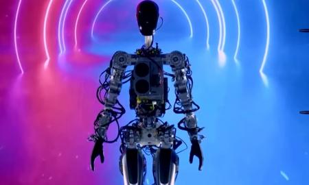Skirtumas žvėriškas – tiesiog sumaltų į miltus ir suvalgytų pusryčiams: Elono Musko robotas prieš „Boston Dynamics“ (Video)