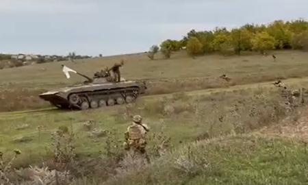 Unikalus ir įspūdingas video: rusiškas BMP šarvuotis tiesiu taikymu varo prie ukrainiečių su balta vėliava - nufilmuota, kuo viskas baigėsi (Video)