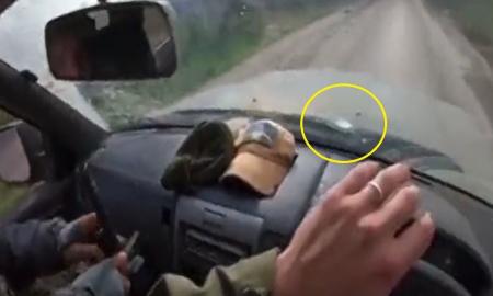 Per žingsnį nuo mirties: paskelbė įspūdingą video, kaip ukrainiečiai skriejo automobiliu apšaudant Rusijos snaiperiui (Video)