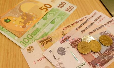 Rusijos bankuose tikras sprogimas: paimta beveik trilijonas rublių grynųjų pinigų