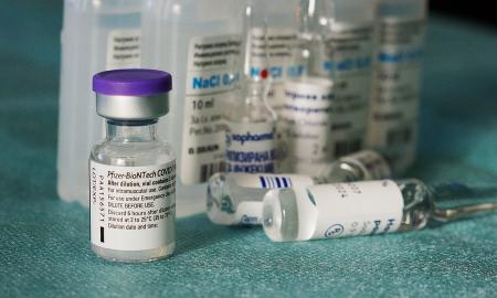 „Pfizer“ planuoja 4 kartus padidinti COVID vakcinos kainą