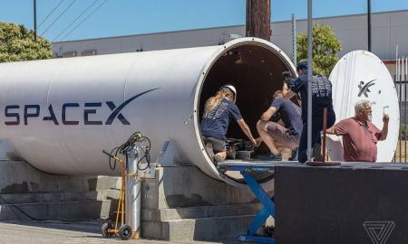 Pirmasis Elono Musko „Hyperloop“ tunelis Kalifornijoje nušluotas nuo žemės paviršiaus – kas nutiko?