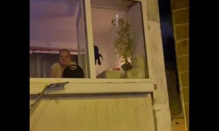 Pamišusi rusė Rygoje visu garsu „įjungė“ Rusijos himną: skelbiama, kuo tai baigėsi (Video)