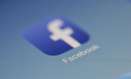 To dar nebuvo: „Facebook“ akcijos nukrito net 72 proc. – akcininkai įsiutę, reikalauja Marko Zuckerbergo galvos