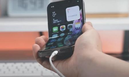 Kinai dėjo į pavėsį „Apple“: sukurtas pirmasis visiškai veikiantis sulankstomas „iPhone“ (Video)