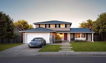 Žlunga grandiozinis Musko projektas: „Tesla“ visoje šalyje atšaukia saulės energijos stogų įrengimą