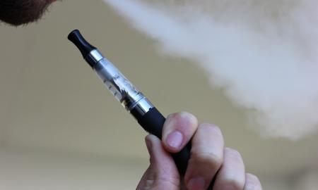 Jokiais būdais nemaišykite! Mokslininkai turi labai blogų žinių, kas rūko paprastas ir elektronines cigaretes