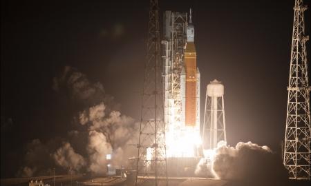 Pagaliau tai įvyko! Po 4-to bandymo milžiniška NASA raketa „Artemis 1“ pakilo istorinei misijai į Mėnulį (Video)