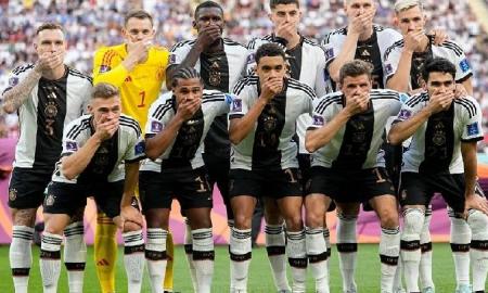 Vokietijos futbolininkai pieš pat FIFA Pasaulio taurės varžybas užsidengė burnas – kam jie taip pasielgė? (Foto)