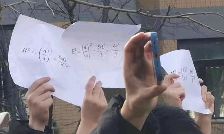 Kinijoje „nepaprastas istorinis momentas“: verčiamas Xi Jinpingas, studentai iškėlė neregėtus plakatus (Foto)