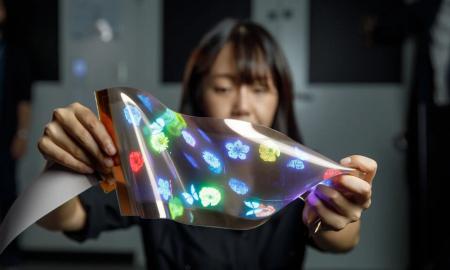 „LG Display“ skelbia technologijų revoliuciją: pristatė pirmąjį didelės raiškos ekraną, kurį naudojantis galima ištempti, susukti ir sulenkti
