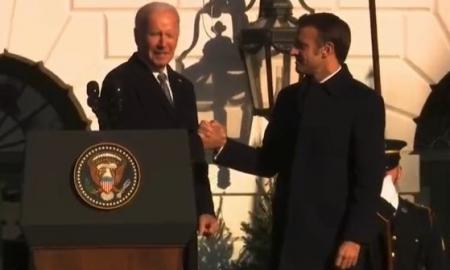 Internetas ūžia: Macronas aiškiai buvo nepasiruošęs tam, ką susitikimo metu padarė Bidenas (Video)