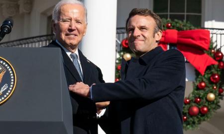 Macronas įvardijo dvi priežastis, kodėl Prancūzija gali nustoti tiekti ginklus Ukrainai