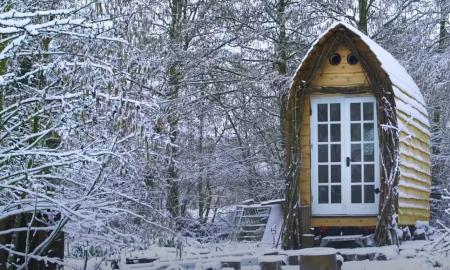 27-erių metų anglas pasistatė mažą namelį, žiūrėdamas „YouTube“ vaizdo įrašus (Video)