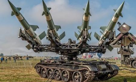 Ukrainoje pastebėtas monstriškai atrodantis ginklas ant tanko važiuoklės – štai ką jis daro (Foto)