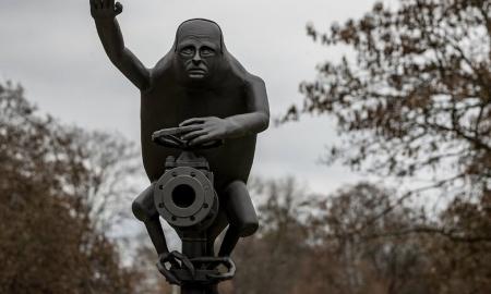 Kremlius apsiputos: Prahoje vietoje legedinio Rusijos generolo - goblinas su Putino veidu (Foto)
