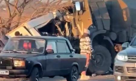 Rusijos karinis sunkvežimis Donbase sutraiškė mikroautobusą – daugybė žuvusių, skelbiami avarijos vaizdai (Foto, Video)
