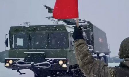 Rusija ruošiasi dar vienam karui? Ginčijamoje teritorijoje dislokuoja galingas raketų sistemas (Video)