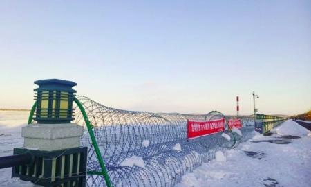 Įspūdinga, ką padarė Kinija! Aptvėrė Rusiją spygliuota viela – iškabino grėsmingus užrašus, kas laukia peržengusių sieną (Foto)