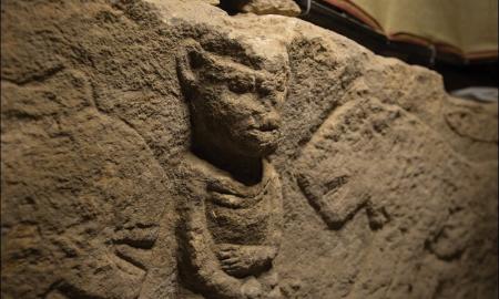 Pikantiškas archeologų radinys Turkijoje: prieš 11 000 metų žmonės iškaldino penį rankoje laikančio vyro ir dviejų leopardų aktą (Foto)