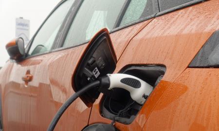 3 mitai apie elektromobilius ir jų įkrovimo stoteles